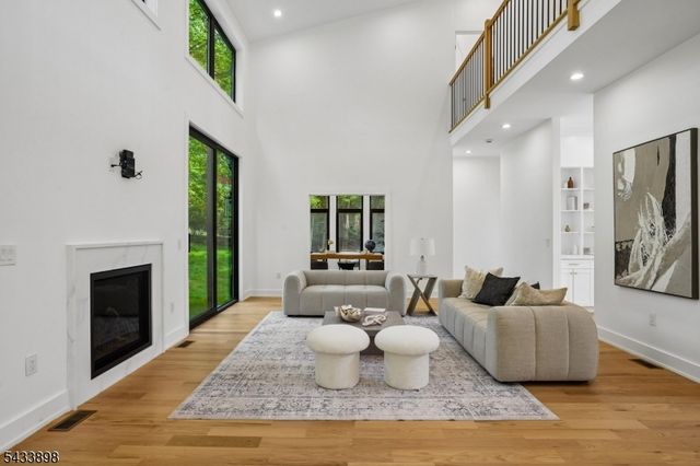 8 Fordham Rd, Livingston Twp., NJ 07039