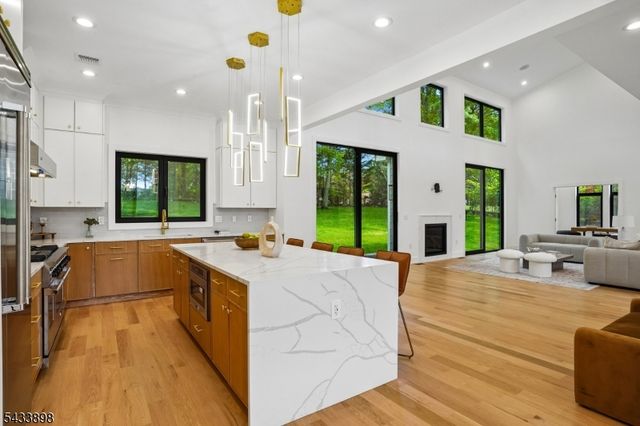 8 Fordham Rd, Livingston Twp., NJ 07039