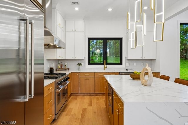 8 Fordham Rd, Livingston Twp., NJ 07039