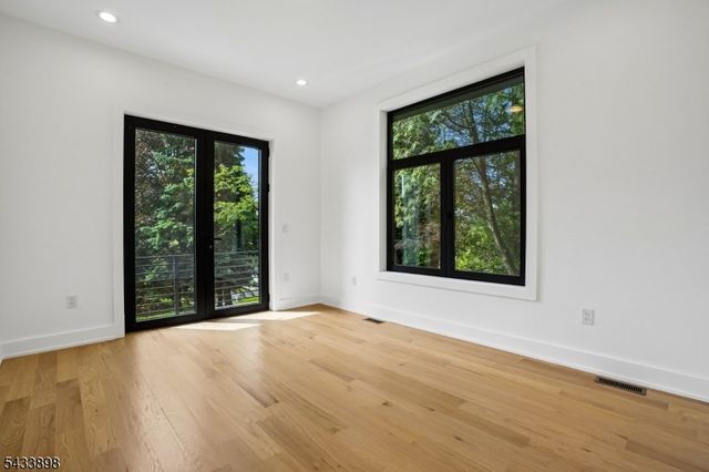 8 Fordham Rd, Livingston Twp., NJ 07039
