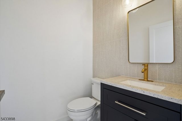 8 Fordham Rd, Livingston Twp., NJ 07039