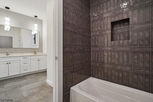 8 Fordham Rd, Livingston Twp., NJ 07039