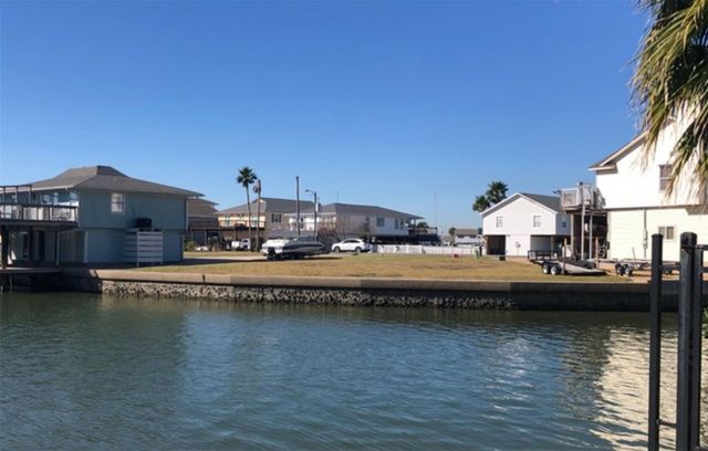 422 Tahiti Road, Tiki Island, TX 77554