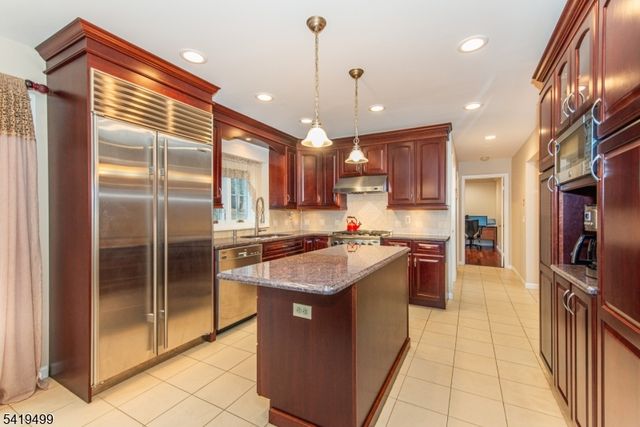 4 Summit Lane, Roxbury Twp., NJ 07876