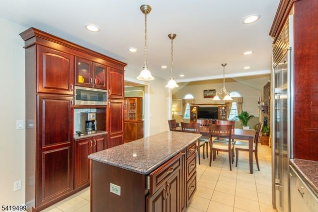 4 Summit Lane, Roxbury Twp., NJ 07876