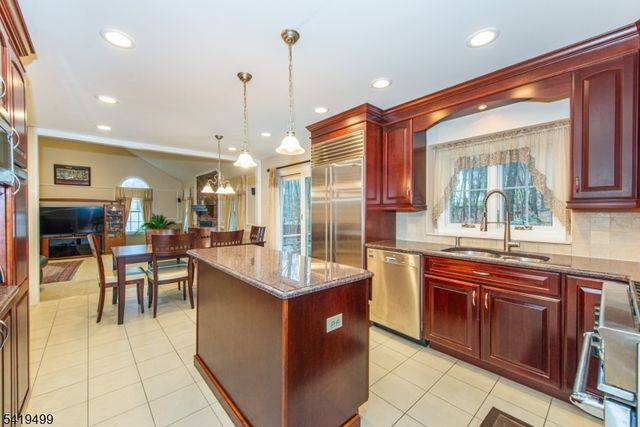 4 Summit Lane, Roxbury Twp., NJ 07876