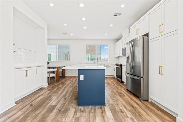 609 S Lyon Street, Santa Ana, CA 92705