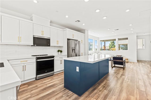 609 S Lyon Street, Santa Ana, CA 92705