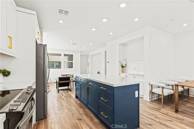 609 S Lyon Street, Santa Ana, CA 92705
