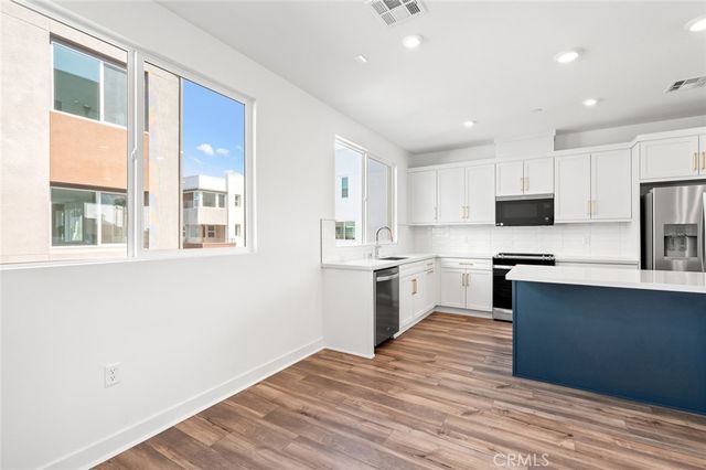 609 S Lyon Street, Santa Ana, CA 92705