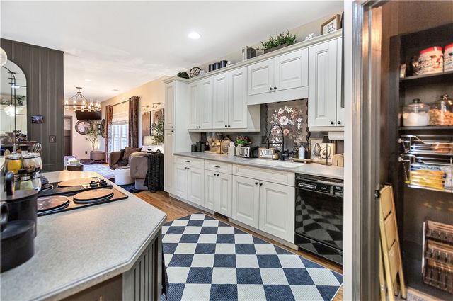 142 W Waters Edge Lane, West Union, SC 29696
