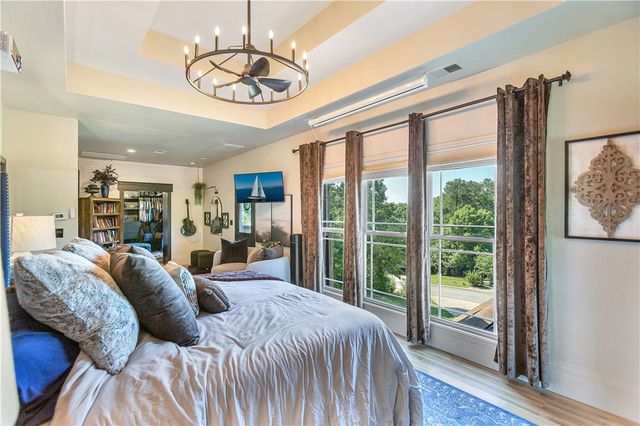 142 W Waters Edge Lane, West Union, SC 29696