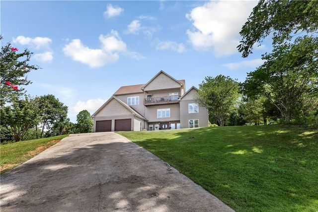 142 W Waters Edge Lane, West Union, SC 29696