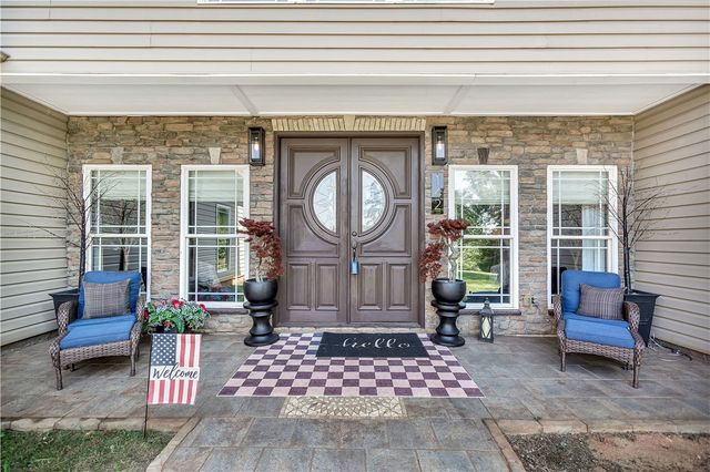 142 W Waters Edge Lane, West Union, SC 29696
