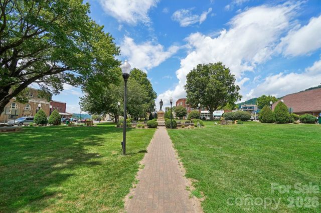 32 South View Drive, Burnsville, NC 28714