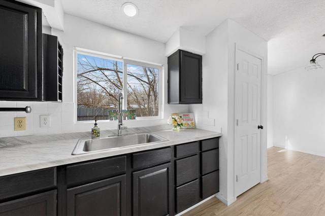 23 Lakeview Street, Los Lunas, NM 87031