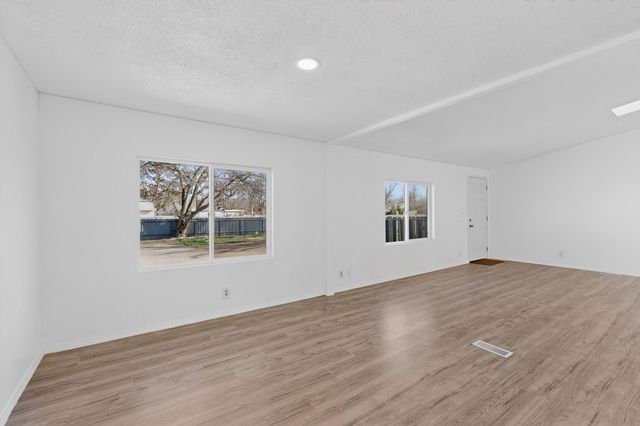 23 Lakeview Street, Los Lunas, NM 87031