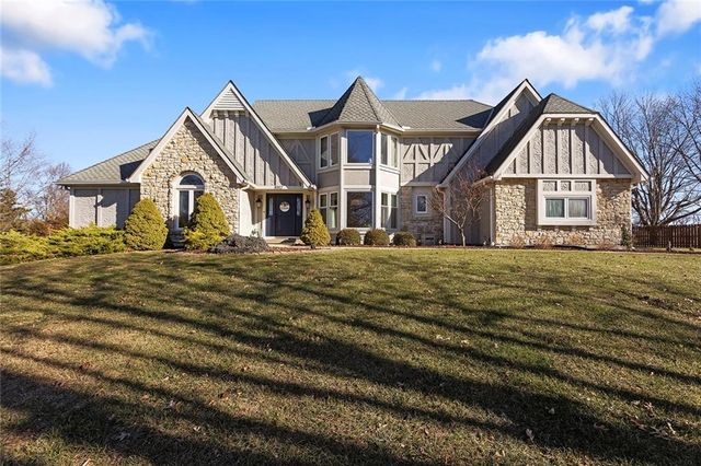 8917 Lambert Drive, Lee's Summit, MO 64064