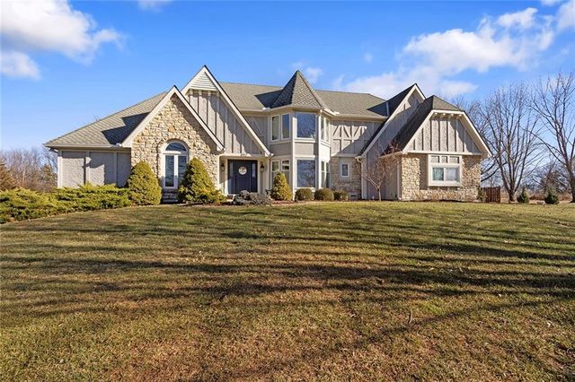 8917 Lambert Drive, Lee's Summit, MO 64064