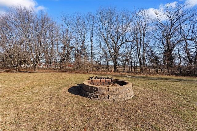 8917 Lambert Drive, Lee's Summit, MO 64064