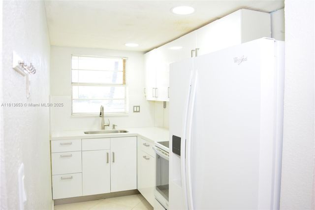 705 NE 2nd St 4, Hallandale Beach, FL 33009