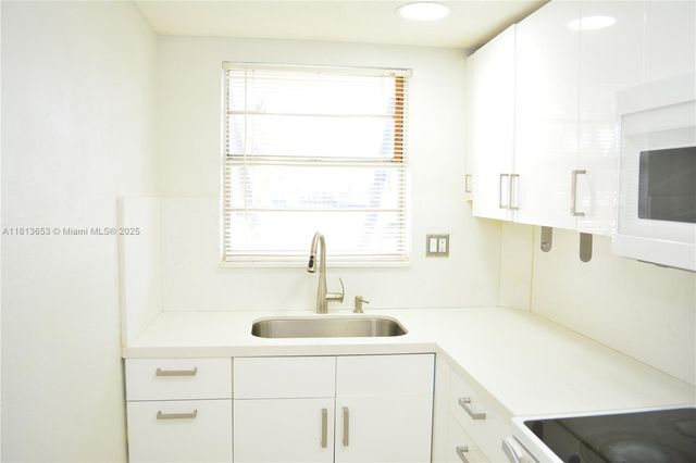 705 NE 2nd St 4, Hallandale Beach, FL 33009