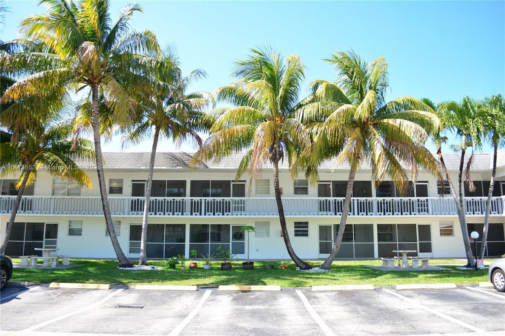 705 NE 2nd St 4, Hallandale Beach, FL 33009