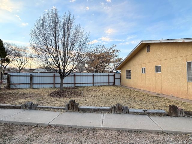 2528 La Vega Drive SW, Albuquerque, NM 87105