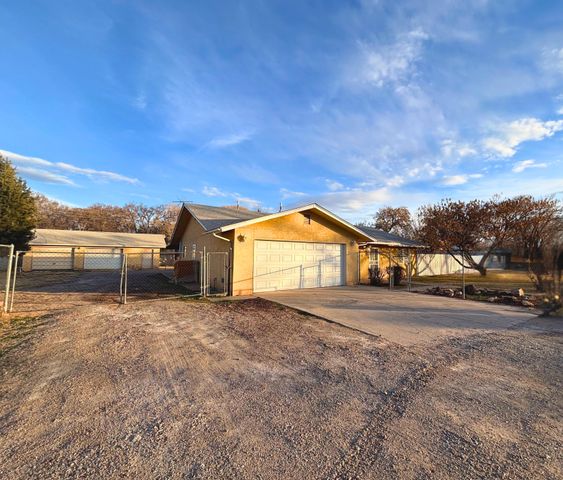 2528 La Vega Drive SW, Albuquerque, NM 87105