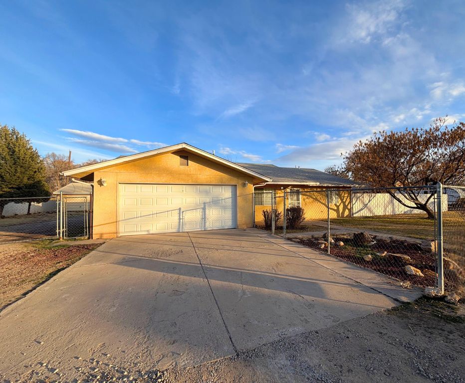 2528 La Vega Drive SW, Albuquerque, NM 87105