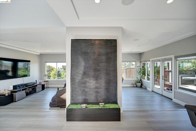11550 Skyline Blvd, Oakland, CA 94619