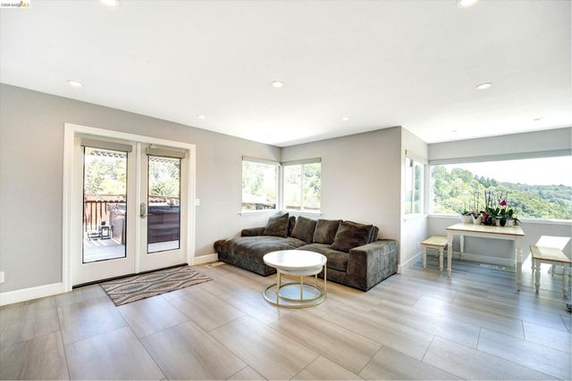 11550 Skyline Blvd, Oakland, CA 94619