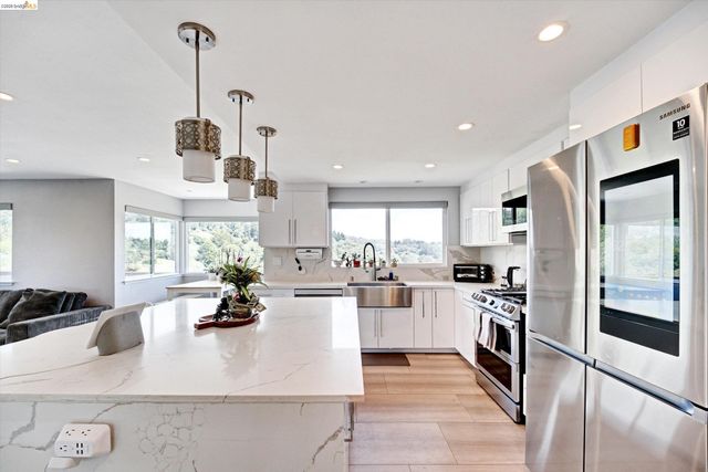 11550 Skyline Blvd, Oakland, CA 94619