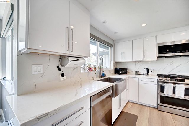 11550 Skyline Blvd, Oakland, CA 94619