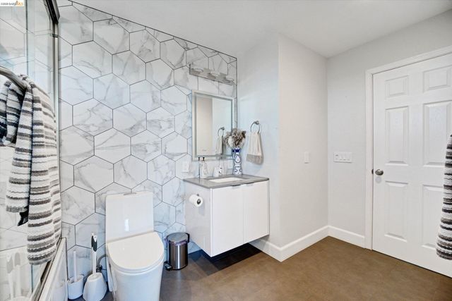 11550 Skyline Blvd, Oakland, CA 94619