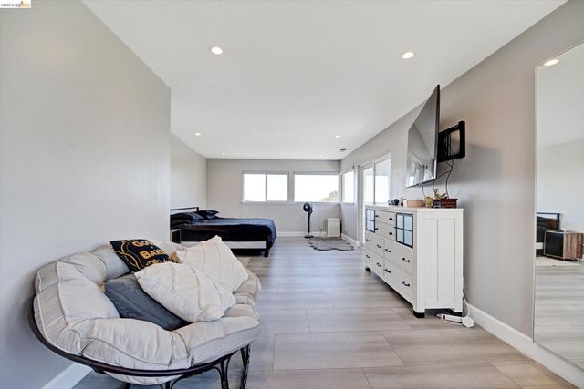 11550 Skyline Blvd, Oakland, CA 94619