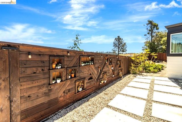 11550 Skyline Blvd, Oakland, CA 94619