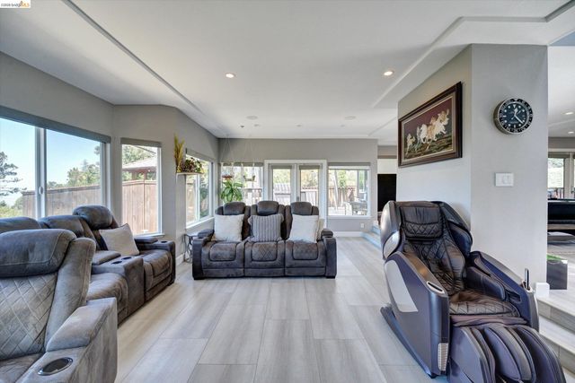 11550 Skyline Blvd, Oakland, CA 94619