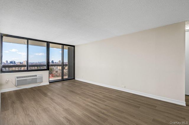 152-18 Union Turnpike 12R, Flushing, NY 11367