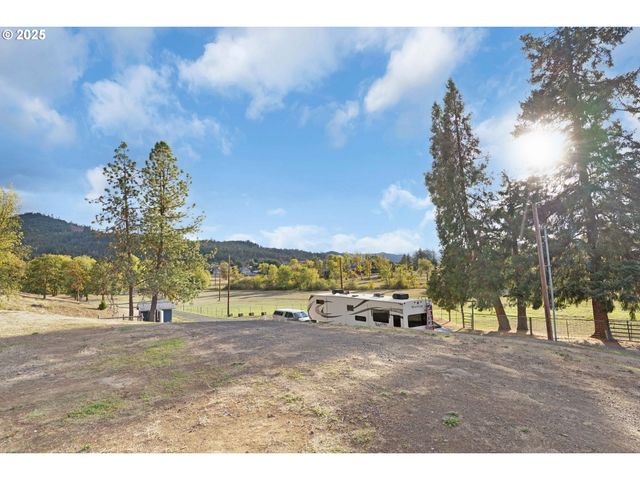 178 DOVETAIL Ln, Sutherlin, OR 97479