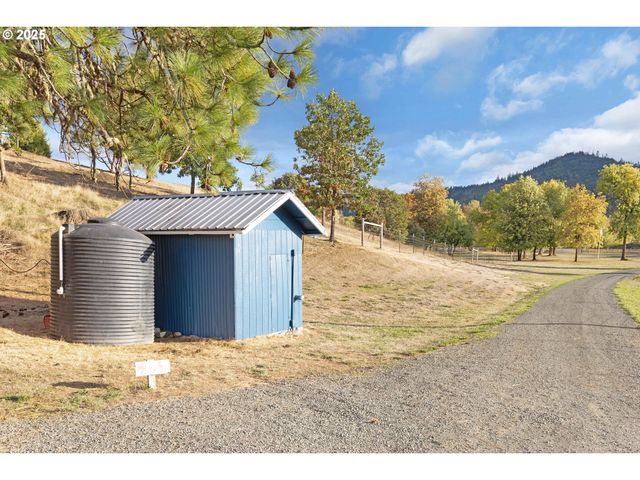 178 DOVETAIL Ln, Sutherlin, OR 97479