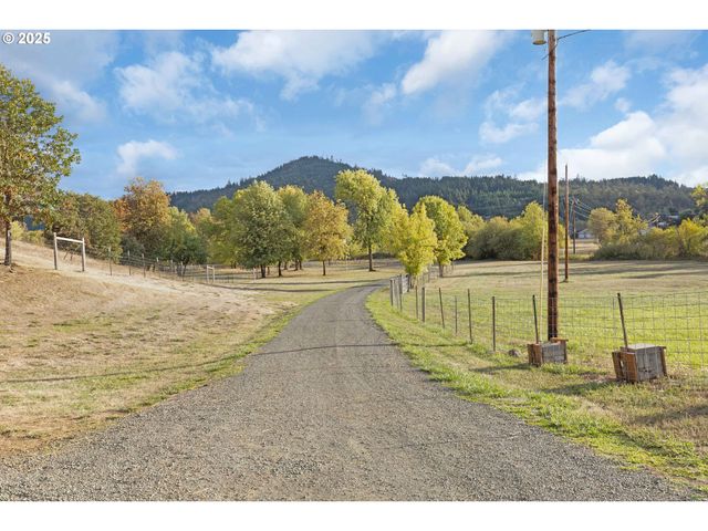 178 DOVETAIL Ln, Sutherlin, OR 97479