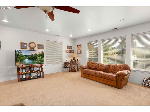 178 DOVETAIL Ln, Sutherlin, OR 97479