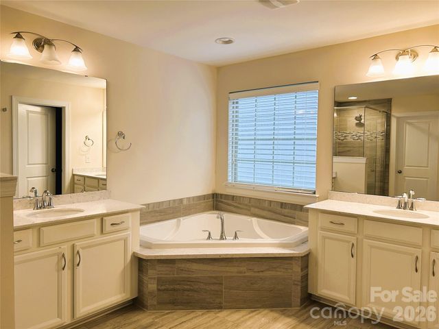 9015 Manor Oak Court, Charlotte, NC 28277