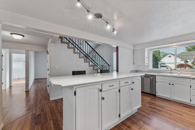 1245 Valley View Drive, Medford, OR 97504