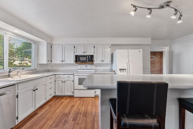 1245 Valley View Drive, Medford, OR 97504