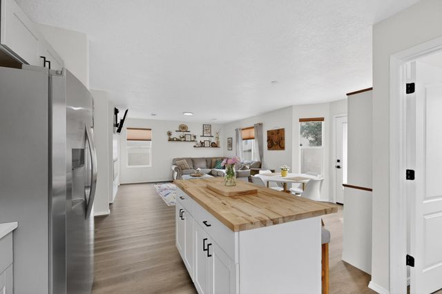 6048 Park Hill Avenue NW, Albuquerque, NM 87114