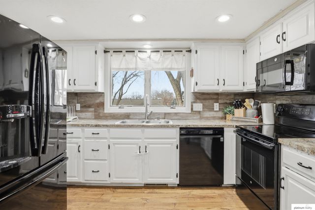 809 Sherman Street, Papillion, NE 68046