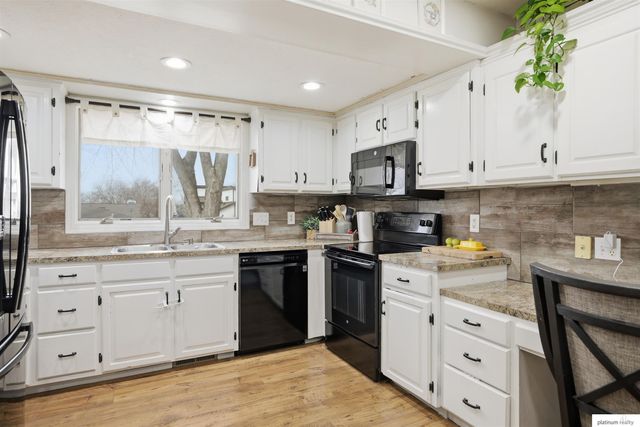 809 Sherman Street, Papillion, NE 68046