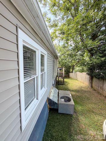 530 NW Stage Street, Lenoir, NC 28645